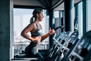 Ar trebui să te antrenezi pe banda de alergare sau pe bicicleta de exerciții?